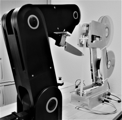 Bild vom Testaufbau mit Prüfgerät und Roboterarm